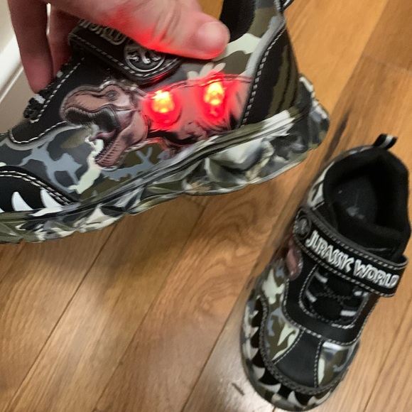 Boys size 10 Jurassic World shoes - Picture 3 of 3
